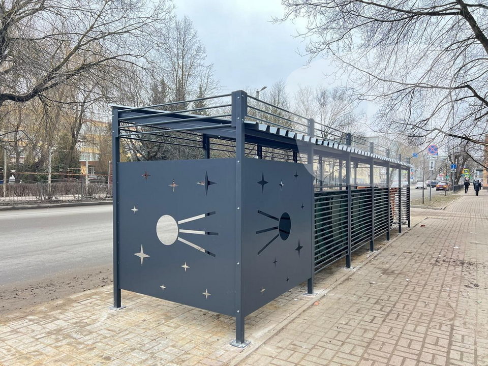 На контейнерных площадках появились «космические» заборы На контейнерных площадках появились «космические» заборы